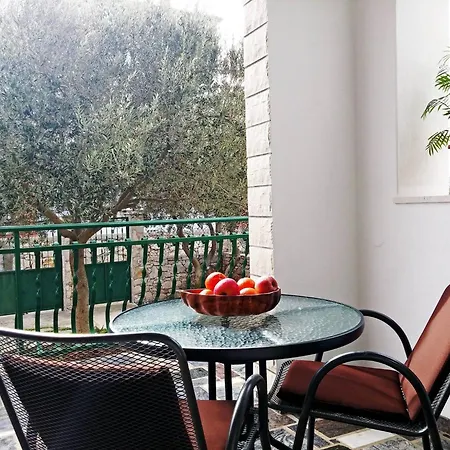 Apartment And Saric *