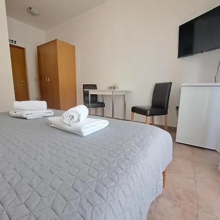 Apartamento And Saric *