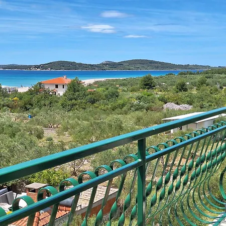 Apartamento And Saric *