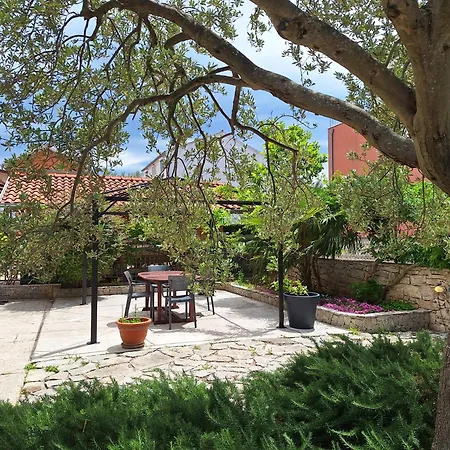 Apartamento And Saric *